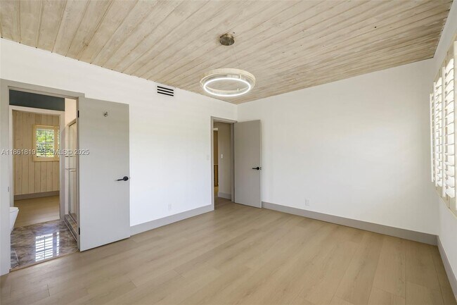 Building Photo - 3180 N Bay Rd