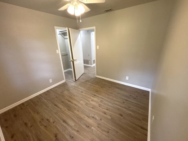 Building Photo - Freshly Updated & Ready For You!