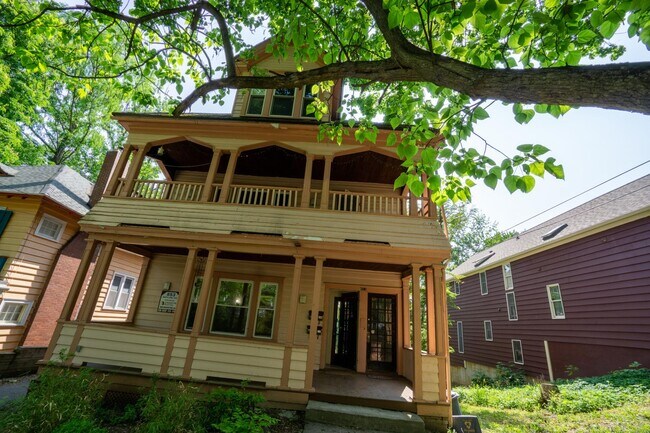 Building Photo - Spacious 4 Bedroom Apartment - 6/1/26