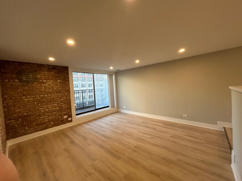 Building Photo - 1214 N La Salle Dr