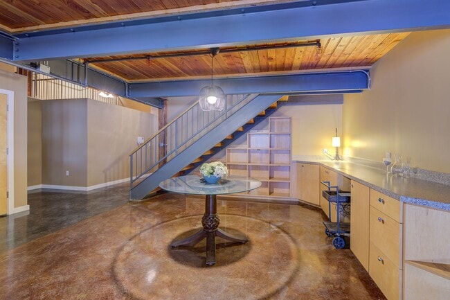 Building Photo - Huge Luxury 2 Story Condo with Private Rooftop Deck!