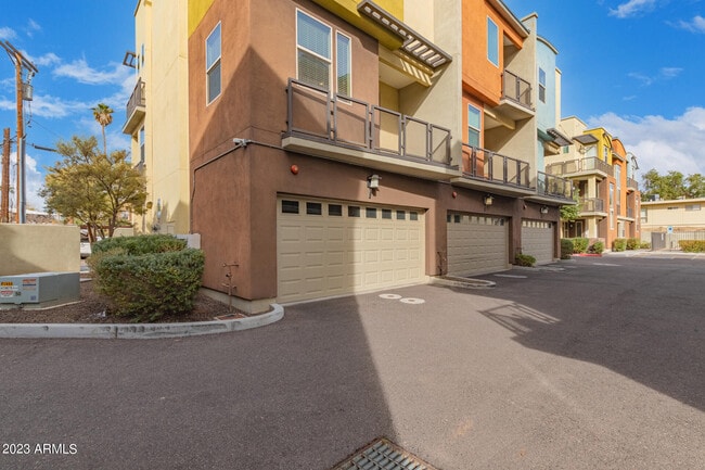 Building Photo - 4816 N Woodmere Fairway