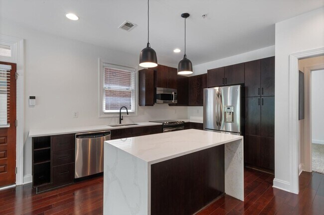 Building Photo - Germantown Modern Living!