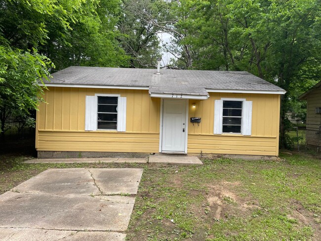 Building Photo - Like new 2 Bedroom home