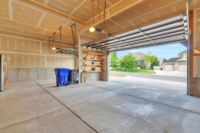 Building Photo - AVAILABLE NOW  — SPACIOUS & BEAUTIFUL Bountiful Meadows Home. 4 BED 3 BATH SIGNLE FAMILY HOME