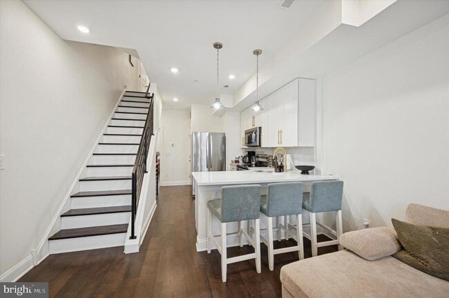 Building Photo - 3958 Mt Vernon St