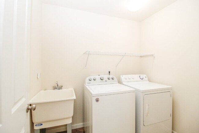 Building Photo - Spacious Rental! 3bed 3bath 2039sf 2 Car Garage A/C + Bonus Room