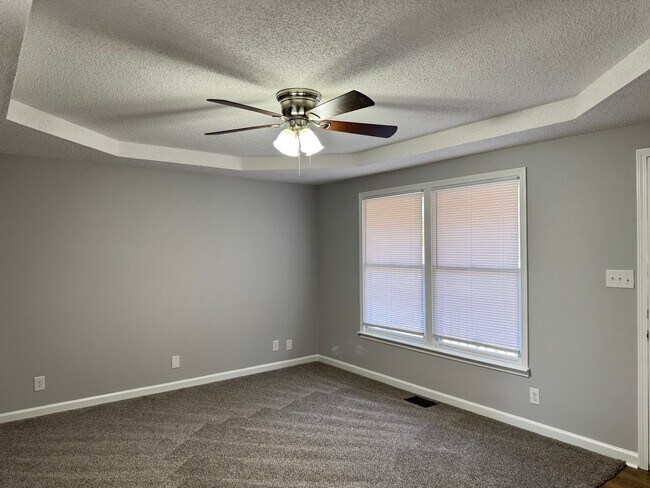 Building Photo - Just Painted and New Flooring Throughout! Great Rental with 3 bed/ 2 bath.