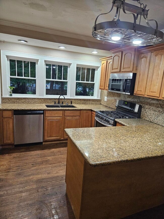 Building Photo - 619 S Kentwood Ave