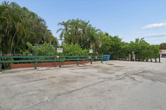 Building Photo - 800 S Hollybrook Dr