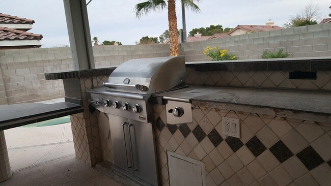 Building Photo - Adorable Home with 3 beds, 2 bath plus a P...