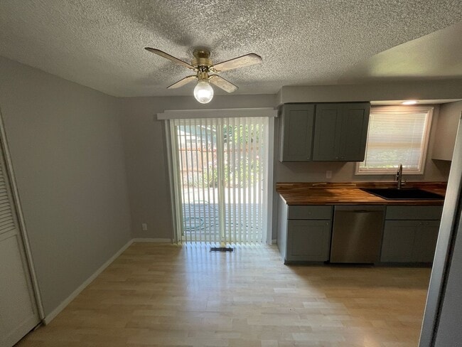 Building Photo - Hard to find 3 bedroom 2, bathroom.