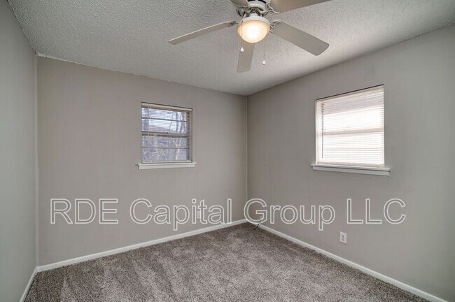 Building Photo - 502 Brown St