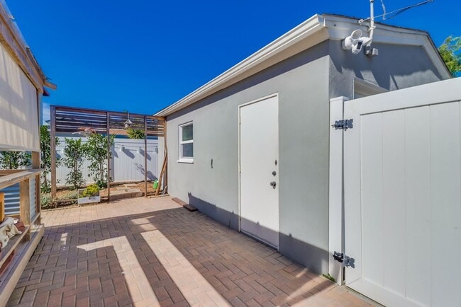 Building Photo - ***VACATION HOME AVAILABLE FROM FEBRUARY 1ST- OCTOBER 31ST*** MONTH TO MONTH