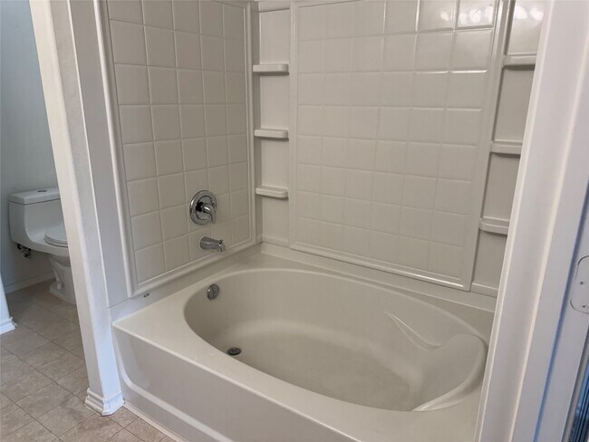 Building Photo - 10 Druids Glen Pl