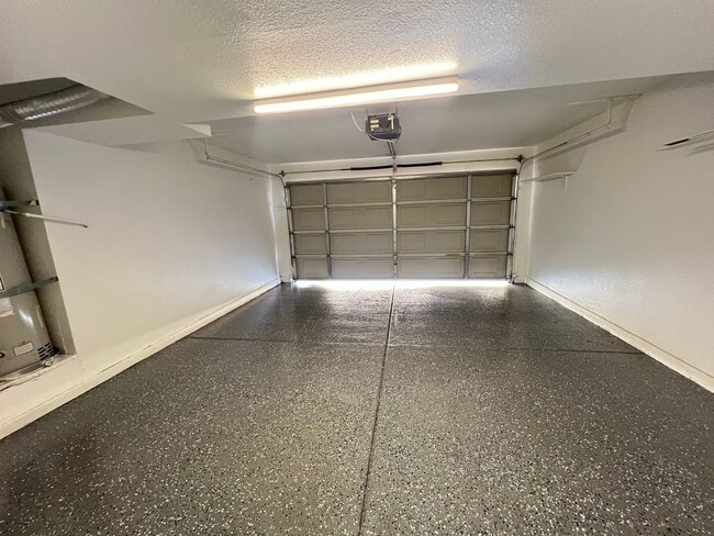 Building Photo - 3 bedroom, 2.5 bathroom home located in Henderson, NV!