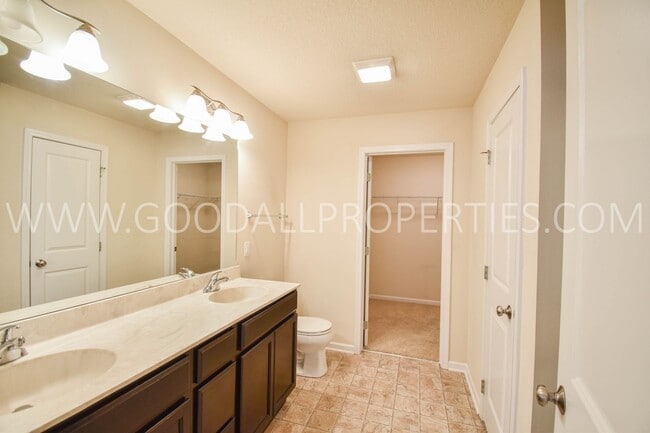 Building Photo - Check out this Beautiful 2 Bedroom, 2.5 Bath end unit Townhome in West Des Moines