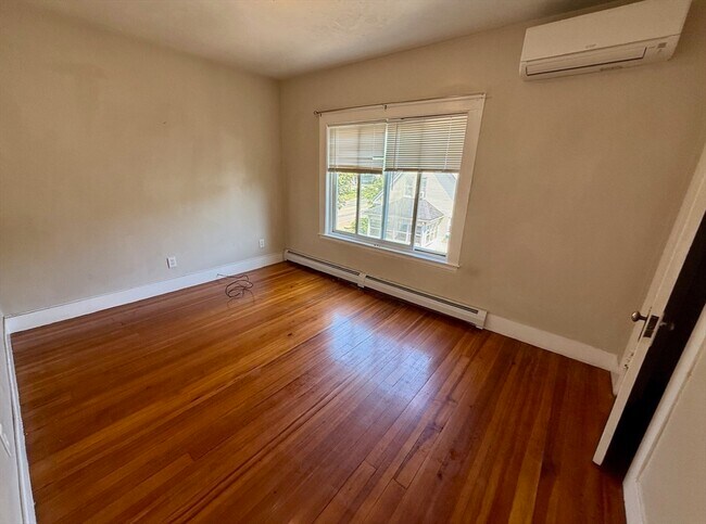 Building Photo - 104 S Main St