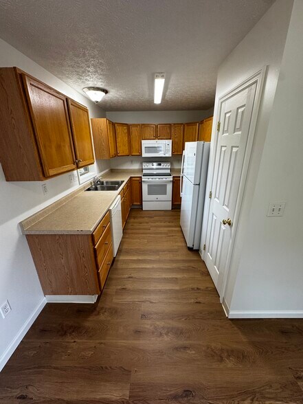 Building Photo - 861 E Saint Johns St