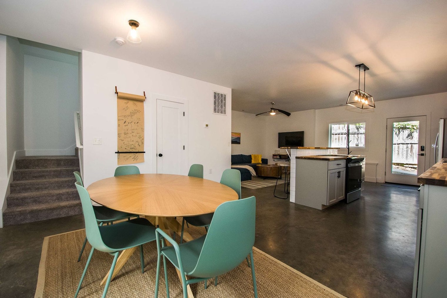 Building Photo - 1243 Pine Spring Dr