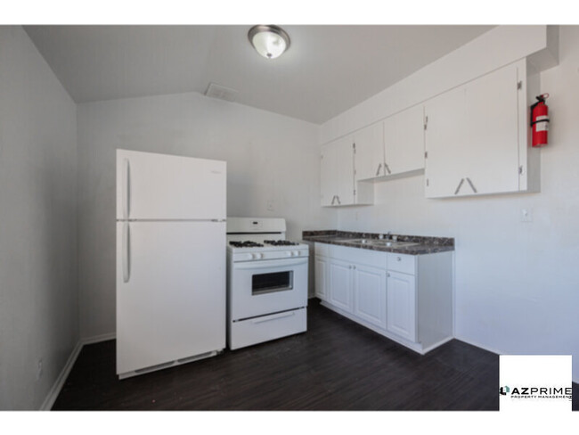 Building Photo - Discover this Modern 2/1 Chandler Apartmen...