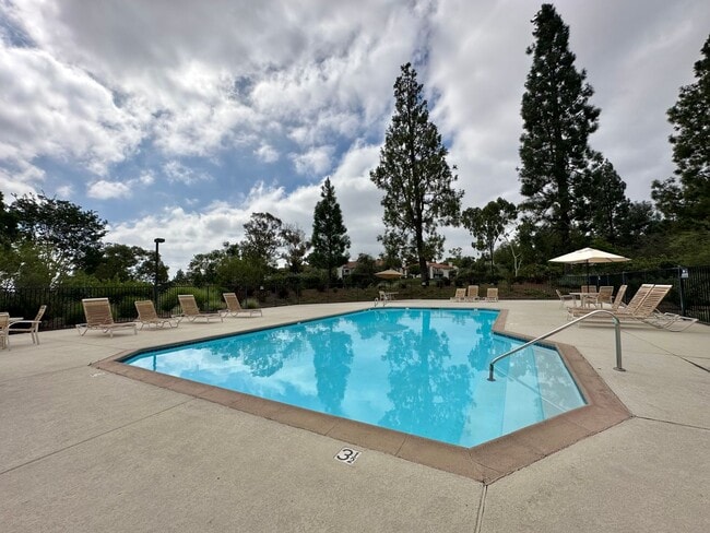 Building Photo - Spacious 1-Bedroom Condo with Garage!