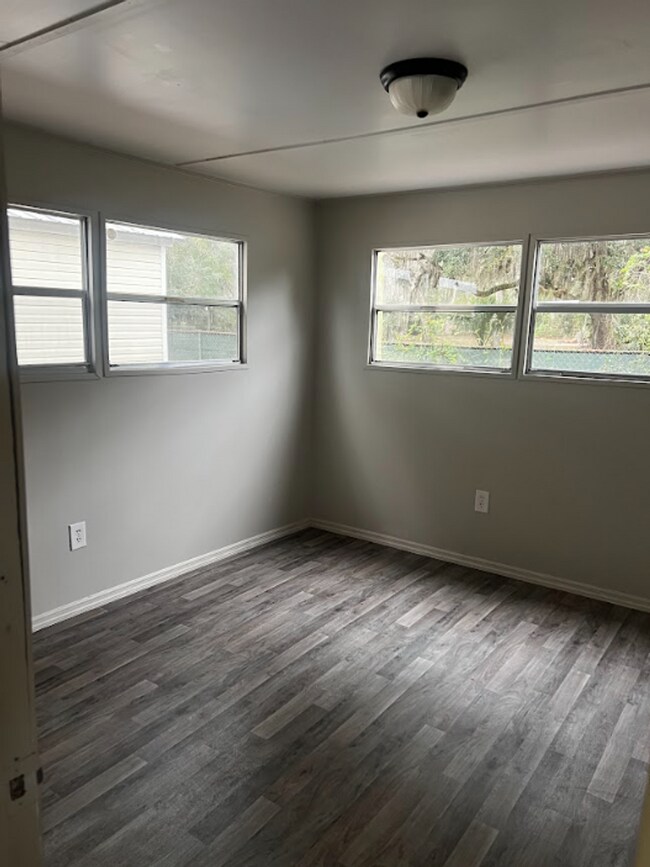 Building Photo - Newly Renovated 2/1 in Lake Front Community