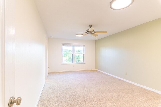 Building Photo - Private Oasis with Panoramic Mountain Views – 4 BR Plus Bonus Room / Office
