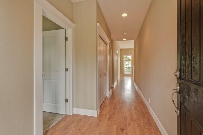 Building Photo - 376 Forest Pl