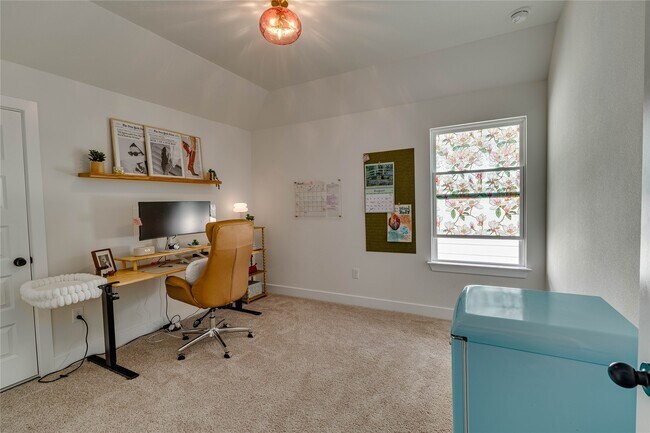 Building Photo - 617 Buckaroo Dr