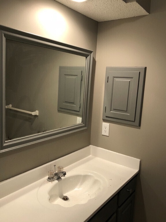 Building Photo - Amazing Overland Park Duplex-Available in ...