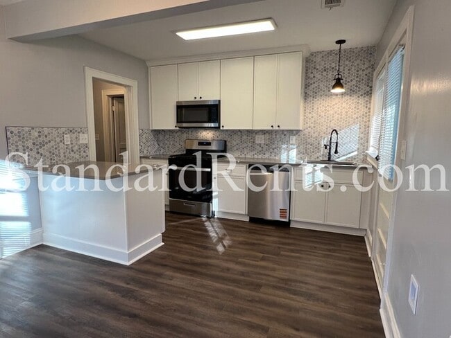 Building Photo - Adorable updated bungalow on a large lot in the heart of Grant Park!