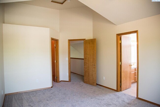 Building Photo - 3 Bed/2.5 Bath Richland Townhome!