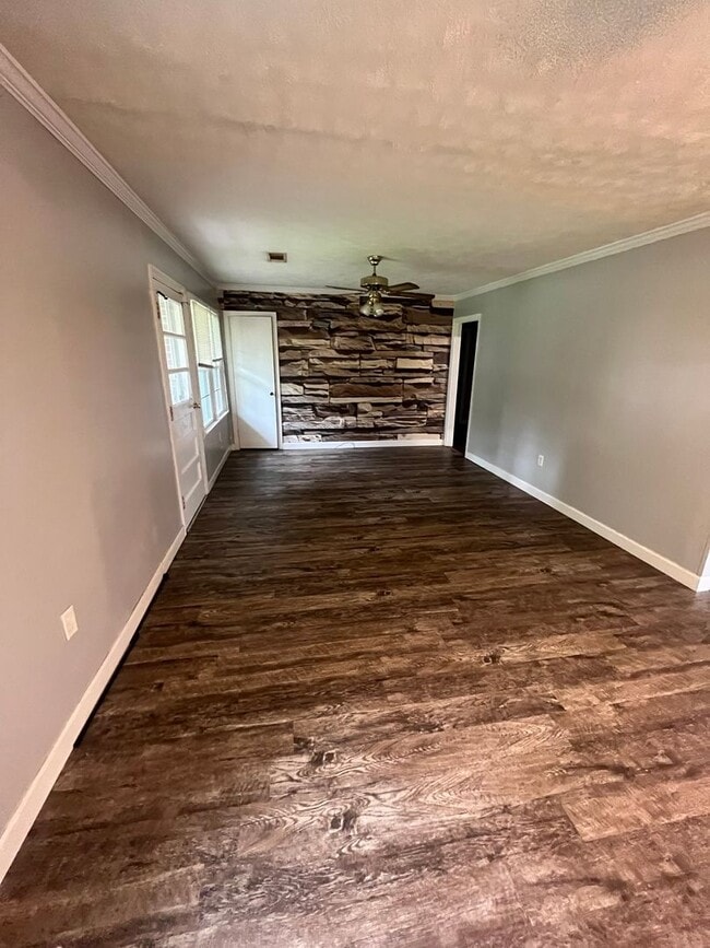 Building Photo - 3 Bed/2 Bath Home