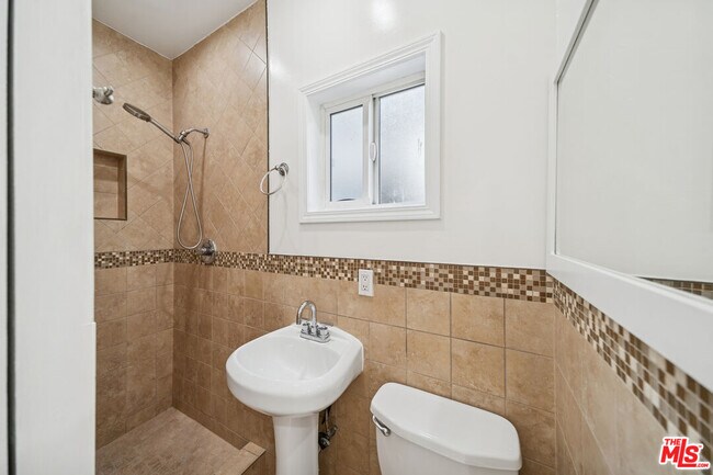 Building Photo - 6680 De Longpre Ave