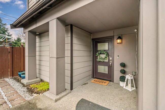 Building Photo - Modern Tri-Level 4BD/3.5BTH Townhouse in Lynnwood for Rent! Pet Friendly!