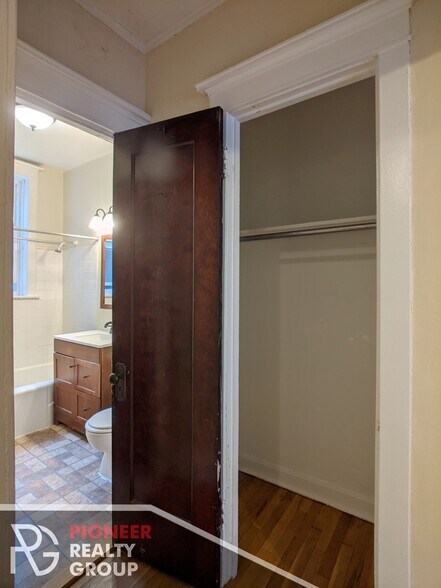 Building Photo - 4433 N Wolcott Ave
