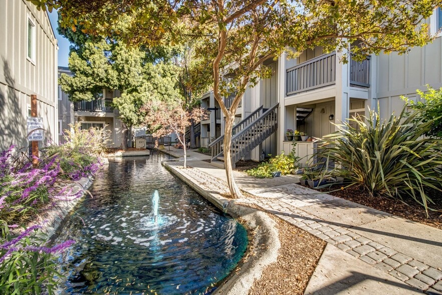 Building Photo - Round Hill Creek Apartments