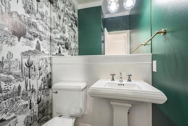 Building Photo - Stunning Victorian Townhouse!