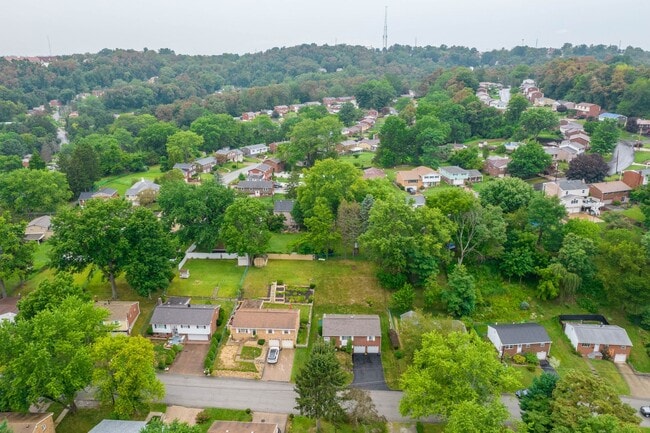 Building Photo - AVAILABLE AUGUST 1ST!! DON'T MISS TIS GORGEOUS 3 BEDROOM IN PENN HILLS!