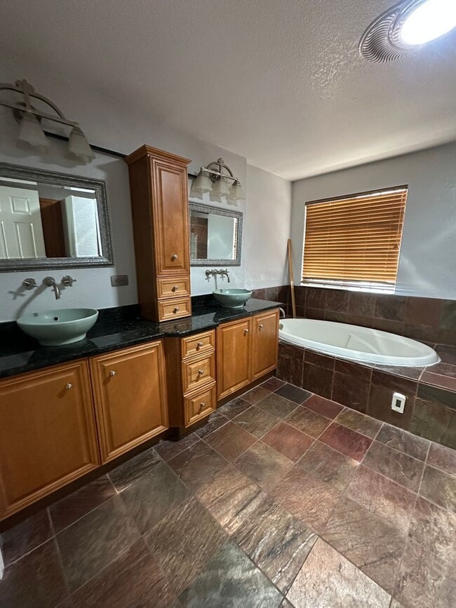 Building Photo - 5 bedroom single family house in Englewood