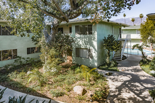 Courtyard - Carousel Apartments