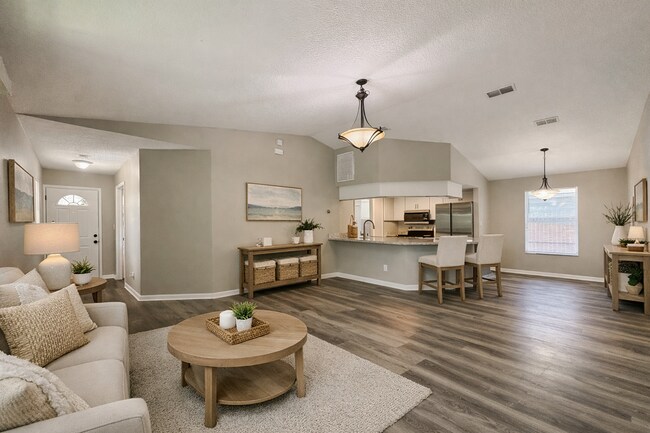 Building Photo - Move-In Ready 3 Bed Home with Garage & Fenced Yard in Tampa, FL