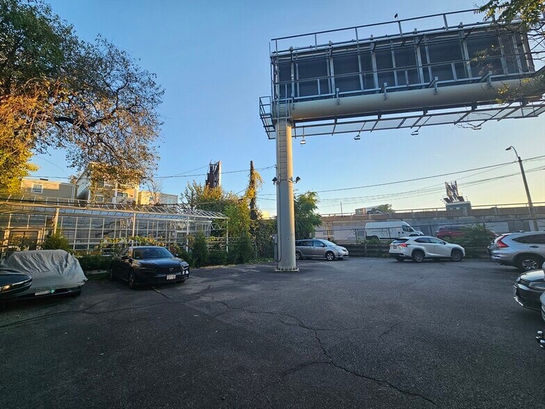 Building Photo - 156 Chelsea St