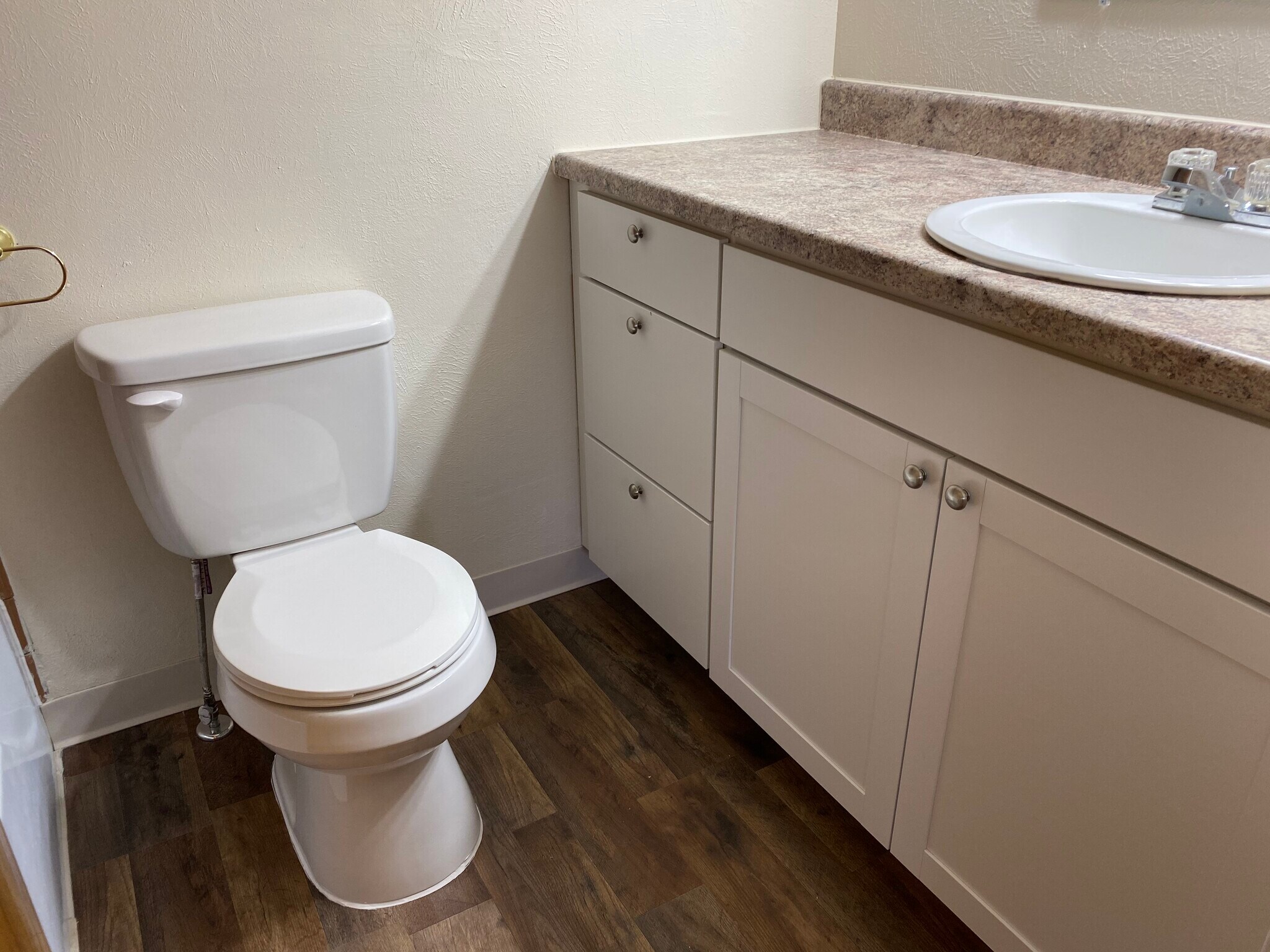 Full bath - 411 Poplar Ave