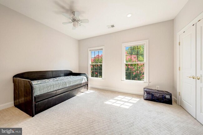 Building Photo - 18852 Ridgeback Ct