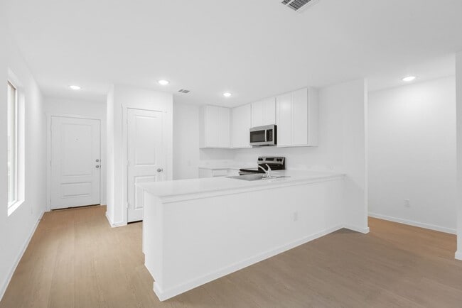 Building Photo - 972 Creek