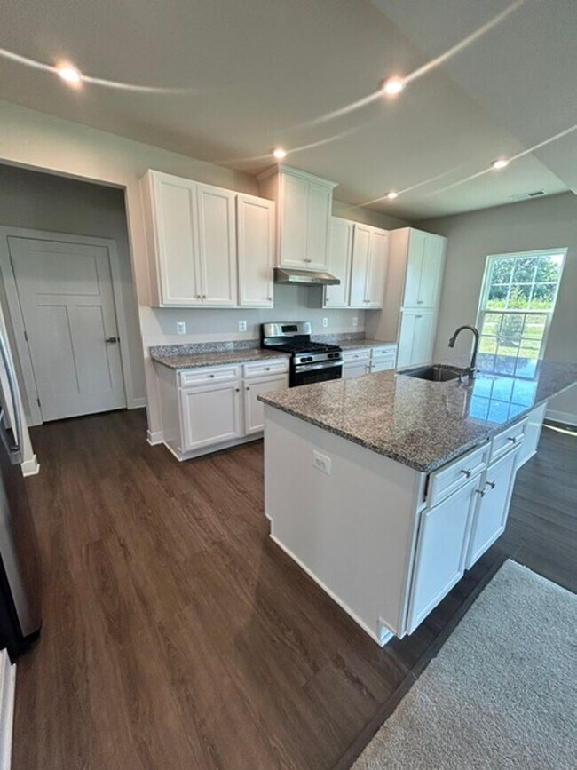 Building Photo - 10696 Whispering Pine Ln