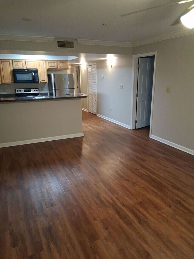 Building Photo - 2 Blocks from UT Law School - 3bd/2ba with TWO PARKING SPOTS Available for FALL 2026!