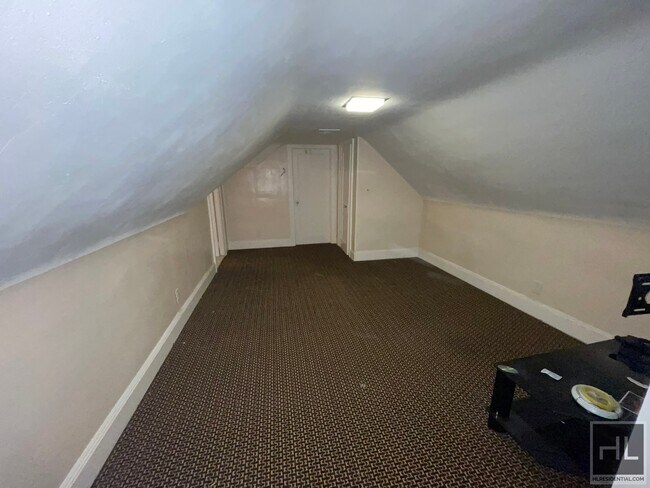 Building Photo - Room For Rent with Private Bathroom in Ros...